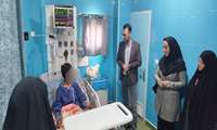 عیادت سرپرست شبکه بهداشت و درمان به همراه رئیس کمیته امداد امام شهرستان از بیمار سالمند بستری در بیمارستان مهر امام علی (ع) تکاب